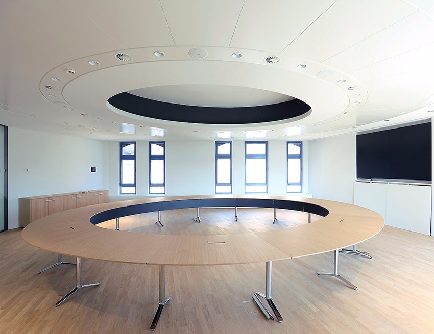 UFO in conference room met MDF, gipskarton, buiggips en akoestische coating van Coatacoustic